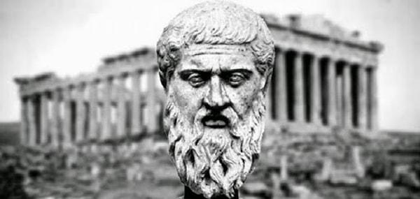 Bütün filozoflar gibi, içinde yaşadığı dünyayla arasında problemler olan Platon’a göre, yurttaşı olduğu Atina iyi yönetilememektedir. Ona göre, uygulanmakta olan “demokrasi” sistemi ülkeyi yanlışlardan yanlışlara sürüklemektedir.