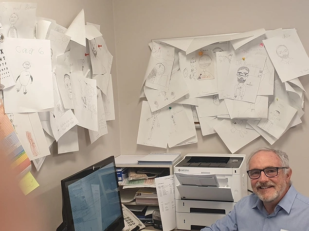 "Doktorum çocukların onun için çizdiği resimlerin hepsini saklamış."