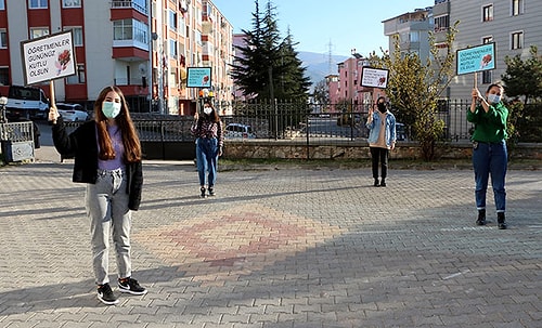 Koronavirüs Tedavisi Gören Öğretmenlerinin Gününü Evinin Önünde Kutladılar