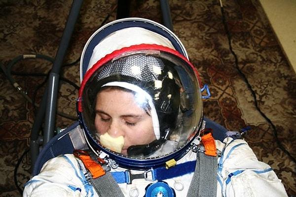 15. Astronotların kasklarının içinde burunlarını kaşıyabilmeleri için bir parça bulunur.
