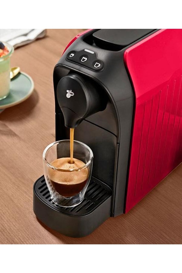 11. Tchibo'nun meşhur kımızı Cafissimo kahve makinesi de süper fırsatlar arasında.
