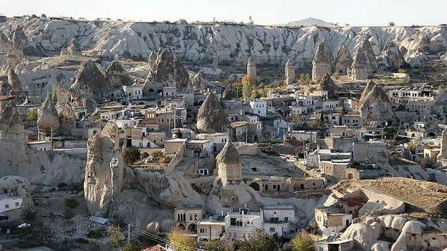İsim vermekte sıkıntı görmüyorum. 1988 senesinde Göreme'de doğdum, üniversiteyi kazanana kadar da orada yaşadım. Küçük ama tatlı bir taş evimiz vardı.
