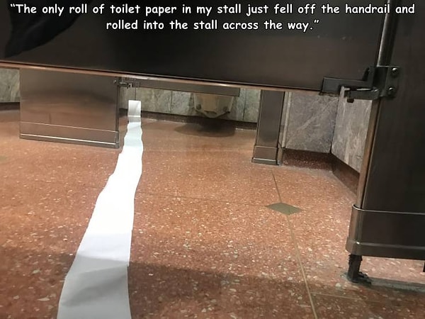 13. "Единственный рулон туалетной бумаги в моей кабинке упал и откатился прямо в противоположную".