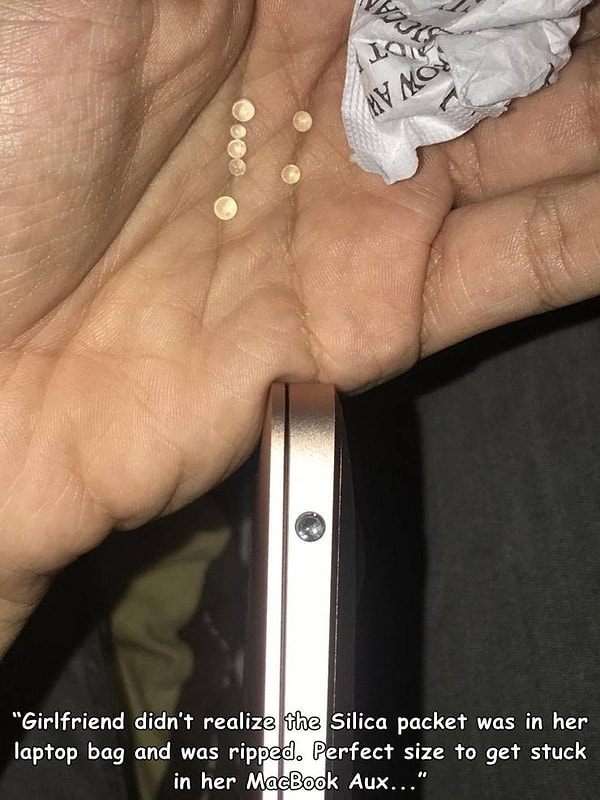 25. Размер этих силиконовых шариков как раз подходит для того, чтобы один из них застрял в разъёме Макбука.