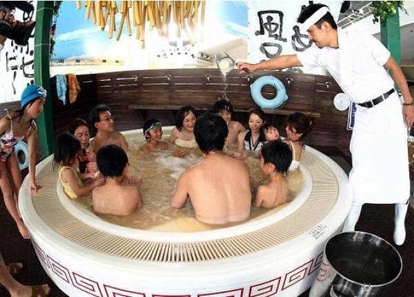 5. В Японии существует необычный спа-комплекс, где можно принять ванну с лапшой рамен!