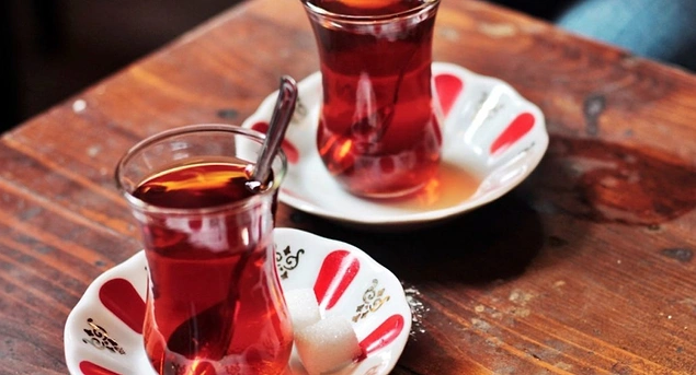 Restoranda yemek yedikten sonra gelen çayın ikram olması ve içtiğin çaydan para alınmaması.