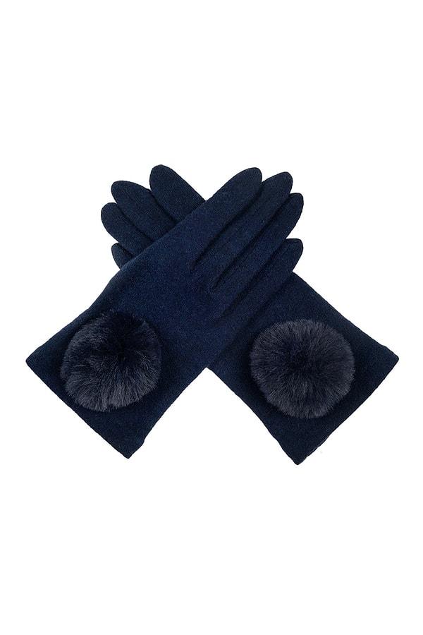5. Elbette ellerimizi soğuktan korumazsak o kremler de bir işe yaramaz. Silk & Cashmere marka yumuşacık kaşmir eldivenler şu anda 375 TL yerine 187 TL.