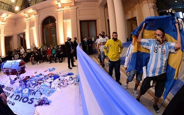 Maradona'nın 10 numaralı formasıyla yattığı, üzerine Arjantin bayrağı serili naaşını bugün akşam saatlerine kadar bir milyon kişinin ziyaret etmesi bekleniyor.