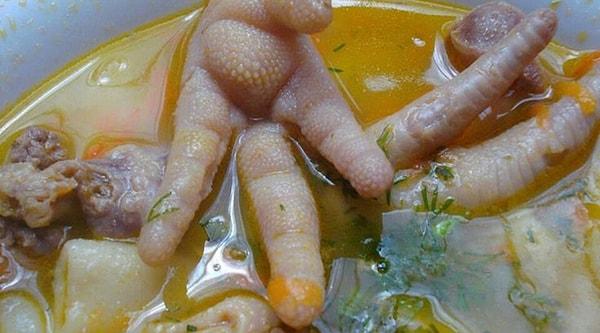 10. Tavuk ayağı çorbası geleneksel bir lezzettir ve çoğu kişi tarafından afiyetle içilir.