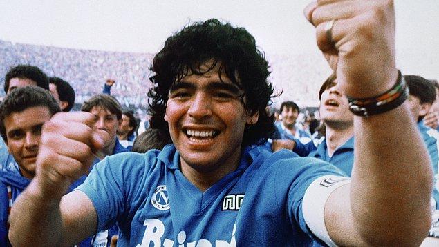 Tüm dünya efsane futbolcu Diego Armando Maradona'nın ölümüne ağlıyor. Efsane futbolcu, 25 Kasım tarihinde kalp ve akciğer problemi sebebiyle yaşama veda etti.