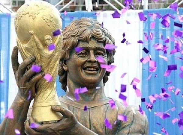 Turnuva sonunda yapılan oylamayla turnuvanın en iyi oyuncusu seçilerek Altın Top ödülünü almış ve Azteca Stadyumu'nun girişine heykeli dikilmişti.