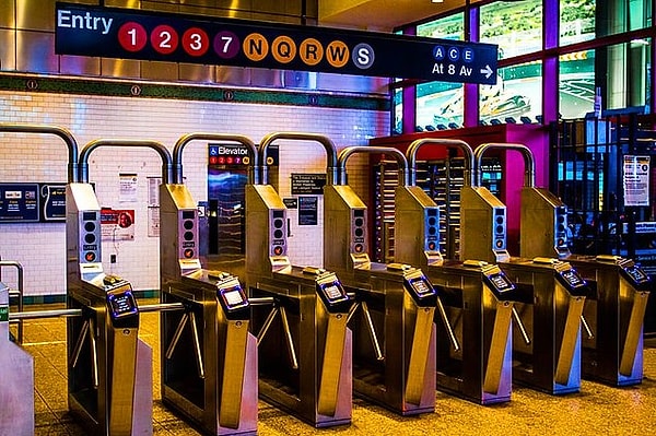 11. В автобусах, метро и другом общественном транспорте нет турникетов.