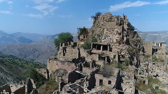 Как выглядит очаровательная заброшенная деревня на вершине горы в Дагестане