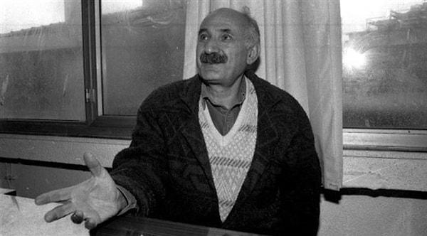 Yazar, düşünür, eski imam ve müftü olan uzun yıllar TRT'de dini içerikli programlar yapan Turan Dursun dini eleştirdiği yazılarının ardından köktenciler tarafından açıkça tehdit edildi ve 4 Eylül 1990 günü evinin önünde katledildi.