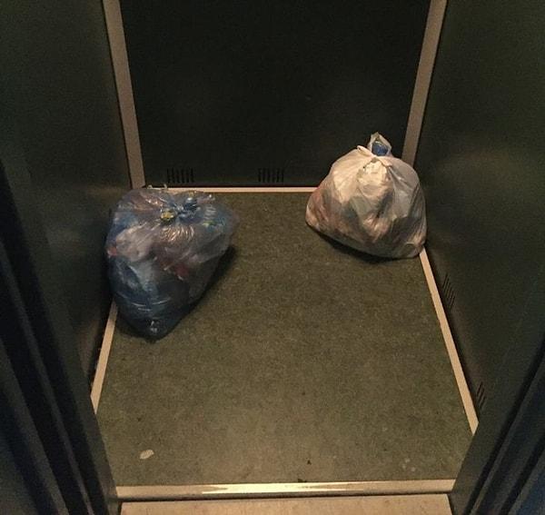 7. "Üst kat komşumuz çöplerini çöp kutusuna atmaktansa asansöre bırakmayı tercih ediyor..."