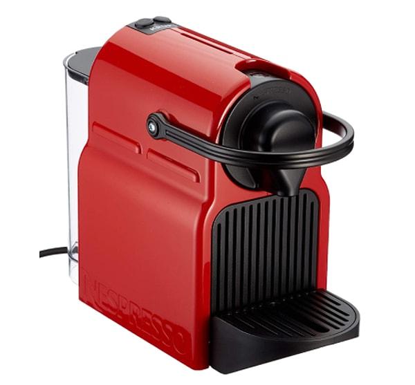 3. İster evde ister ofiste kullanabileceğiniz bu kahve makinesinin rengi bile beni al diyor.