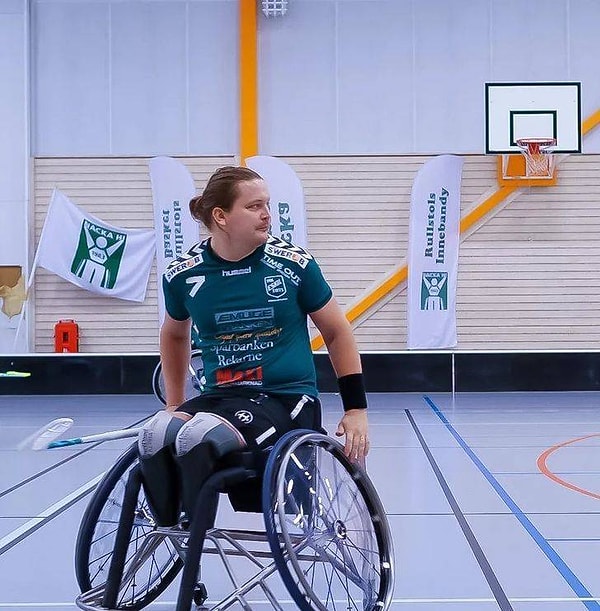 13. "В эти выходные я впервые после 4-летнего перерыва сыграл во флорбол, который я забросил из-за болезни ног".