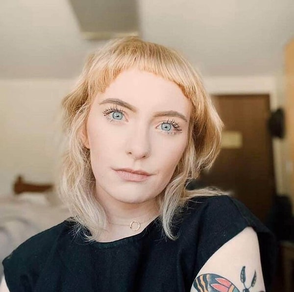 9. Кажется, челку этой девушке подстригал пятилетний малыш, только что научившийся пользоваться ножницами.