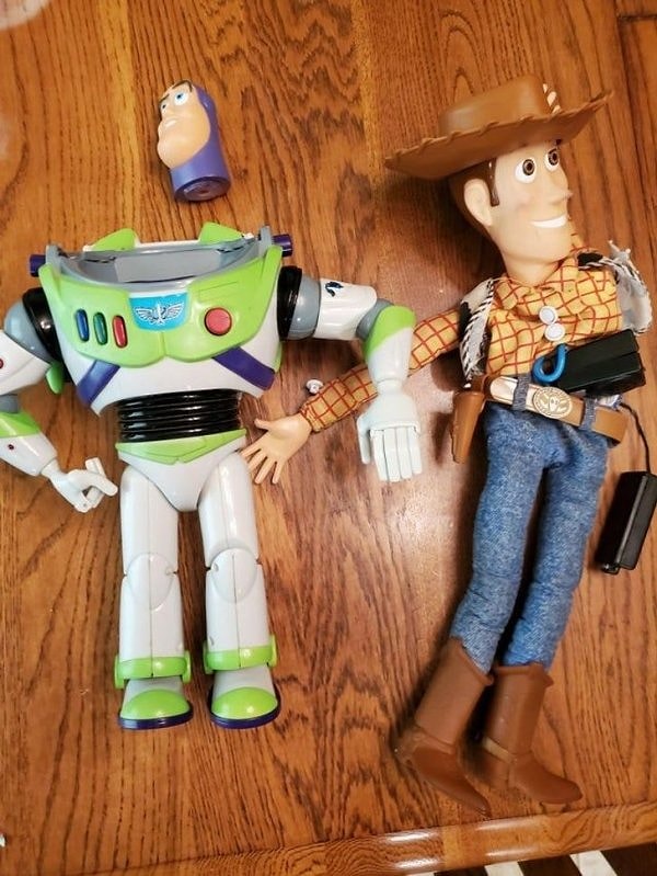 «Подарил своим детям мои старые игрушки из "Истории игрушек", и вот, в каком виде я обнаружил их сегодня утром».