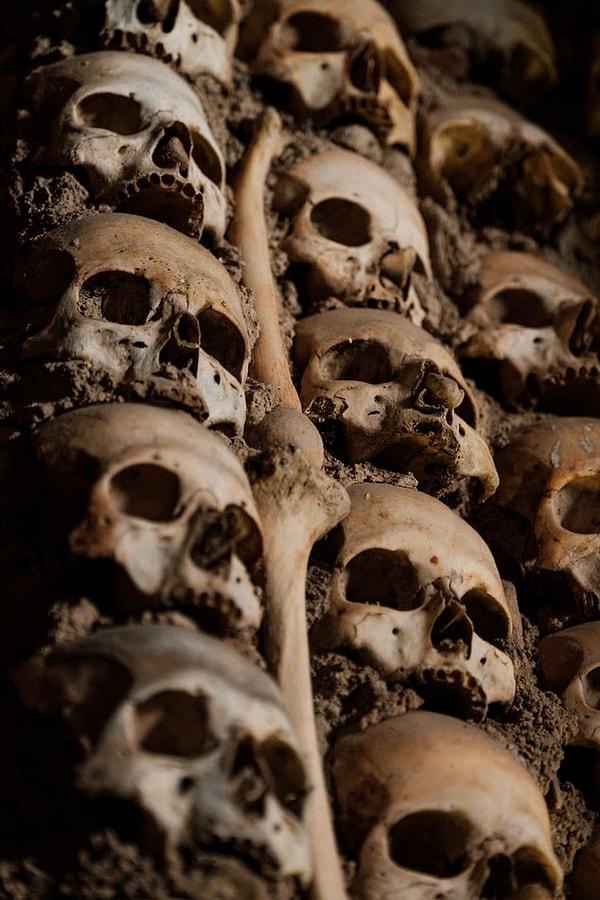 20. Ortaçağda Avrupa’da ölülerin kemiklerinin koyulduğu yapılar bulunuyordu. Bazı kiliseler kemikler dekor olarak kullanılıyordu.