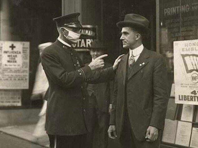 2. 1918 yılında, grip salgını sırasında maske takmayan bir vatandaşı uyaran polis.
