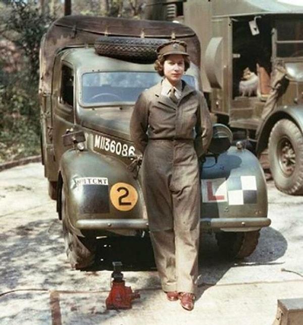 21. İkinci Dünya Savaşı sırasında tamircilik yapan genç Kraliçe Elizabeth.