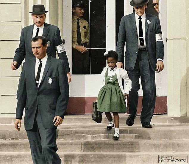 23. Okul ayrımından kurtularak ilk defa siyahi olmayan çocuklarla okula giden Ruby Bridges. (1960)