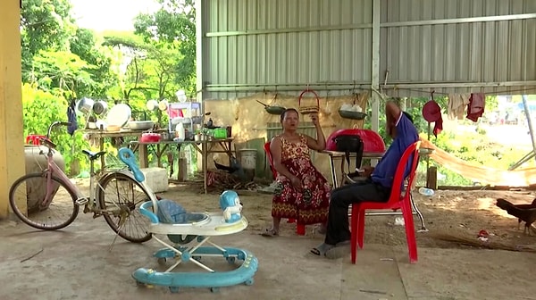 12. Эк Чан признается, что совсем ничего не знает о короновирусе как таковом, и, хотя женщина доверяет охрану здоровья своей семьи традиционным пугалам, она все-таки надеется, что скоро вакцина от злосчастной болезни будет изобретена.