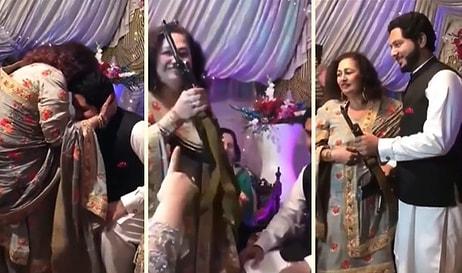 Damada Düğün Hediyesi Olarak AK-47 Keleş Veren Kadın