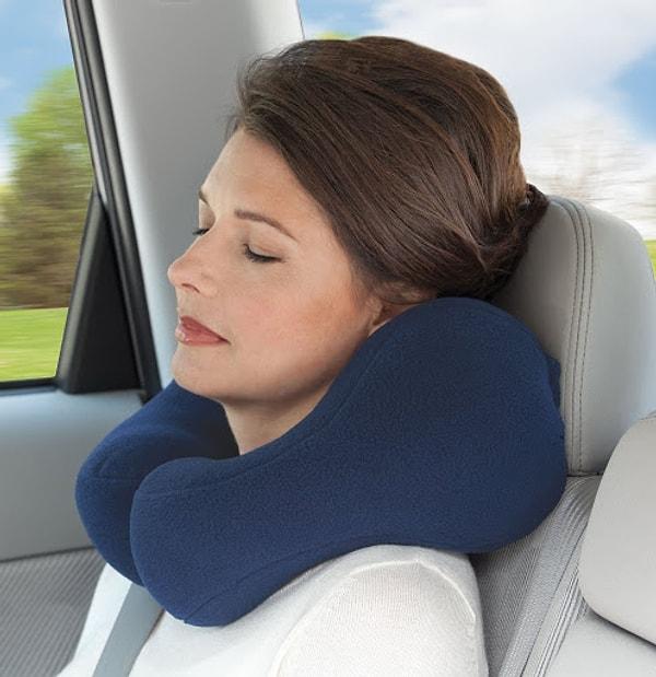 6. Boyun yastığı ile yolculuk sırasında rahat bir uyku çekebilirsiniz.