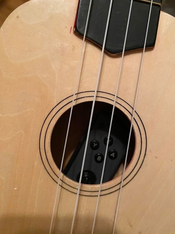 "Не можете найти свой пульт? Загляните внутрь укулеле ваших детей..."