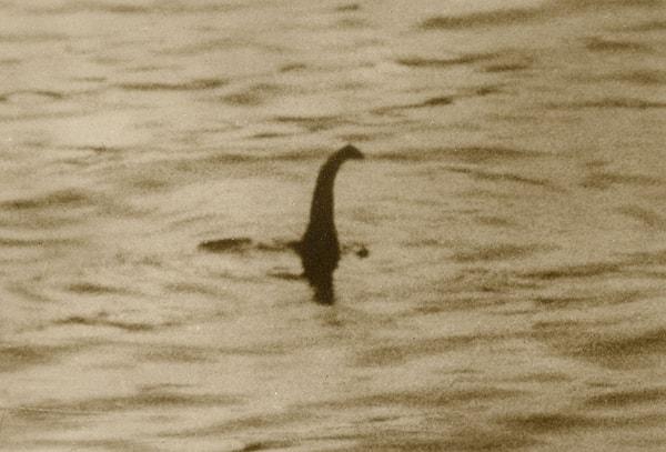 9. Ünlü Loch Ness Canavarı'nın fotoğrafını çeken adam ölüm döşeğindeyken bunun bir yalan olduğunu itiraf etmiştir.