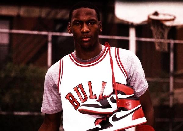 3. Air Jordan'ın NBA maçlarında giyilmesi bir zamanlar yasaktı. Michael Jordan'a Air Jordan giyerek çıktığı her oyun için 5000 dolar para cezası verildi.