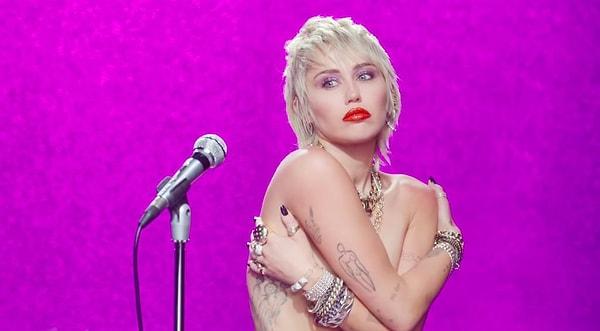 Geçtiğimiz hafta yeni albümü "Plastic Hearts"ı yayınlayan Miley Cyrus, kariyerinde yeni bir döneme giriyor.