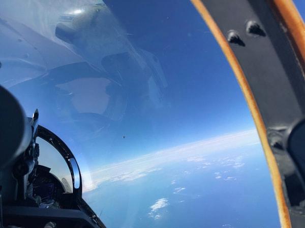Bu sefer de ABD'li bir pilotun 2018 yılında F/A tipi bir savaş uçağından kendi telefonuyla çektiği bir fotoğraf ortaya çıktı.