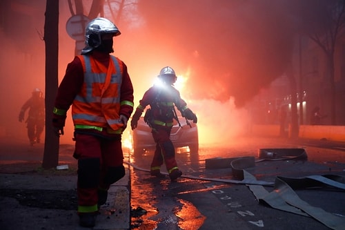 Fransa Yeni Güvenlik Yasa Tasarısına Karşı Sokaklara Döküldü: Araçlar Ateşe Verildi, 22 Gözaltı