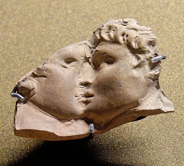 Herodot'a göre hem Roma hem de İran kültüründe öpüşmek ciddi bir iştir!