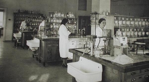 Çalışmalarına hız kesmeden devam eden Hıfzıssıhha, 1942 yılında tifus aşısı ve akrep serumu üretmeye başlar. 1943'ten itibaren ise deriye enjekte edilebilen BCG (verem) aşımızı kendimiz üretir hale geliriz.