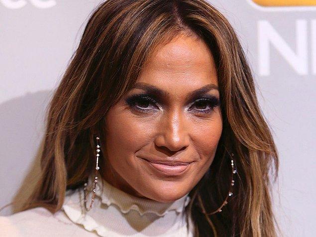 Hiç botoks yaptırmadığını söyleyen Jennifer Lopez'in kariyerinin erken dönemlerinde bile var olan alın çizgilerinin nereye gittiği merak konusu oldu.