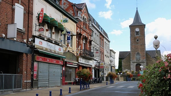 1. Проблемой одиночества, от которого так страдают пожилые люди во времена продолжающейся пандемии коронавируса, озаботились сотрудники одного из домов престарелых во французском городке Жемон, что на границе с Бельгией.