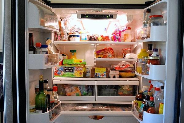 10. Buzdolabını açtığınızda mutlaka yiyecek bir şey bulup içeri eli boş dönmediğiniz o an