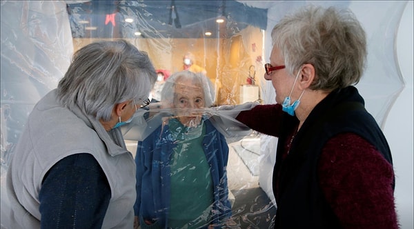 4. На фото жительница дома престарелых - 97-летняя Колетт Дюпас - наконец встречается со своими дочерьми вживую.