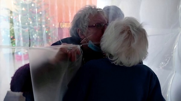 7. Женщинам удалось подержать свою пожилую маму за руки, обнять и даже поцеловать! (сквозь пластик, конечно :).