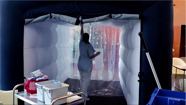 8. Как только Дюпас и ее дочери покинули пузырь, работник дома престарелых продезинфицировал пластик.