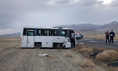 Konya'da Lastiği Patlayan Midibüs Devrildi: 14 Yaralı