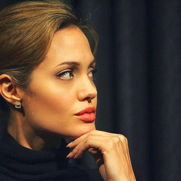 Angelina Jolie şu an BM'in "Kadınlar ve kızlara yönelik şiddeti önlemek ve sona erdirmek" için olan 16 Günlük Aktivizm kampanyasını destekliyor.
