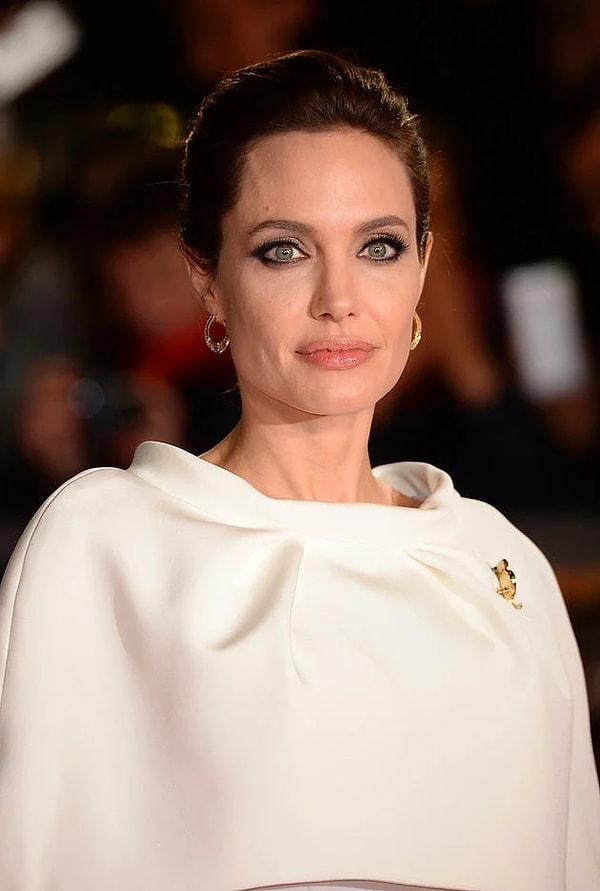 Jolie, tanıdığınız birisinin tacize ve istismara uğradığından şüpheleniyorsanız ne yapmanız gerektiği konusunda tavsiyelerde de bulundu: