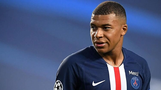 Kylian Mbappé de hakemin ırkçı hareketini protesto etmek için takım arkadaşlarını sahaya çıkmamak için ikna etmeye çalışıyor.