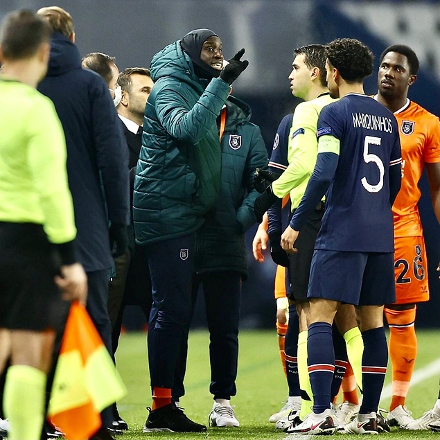 Başakşehir'de Demba Ba, sahaya çıkmak istemiyor, Demba Ba sahaya çıkmazsa takım arkadaşları da sahaya çıkmayacak. (BeIN Sports)