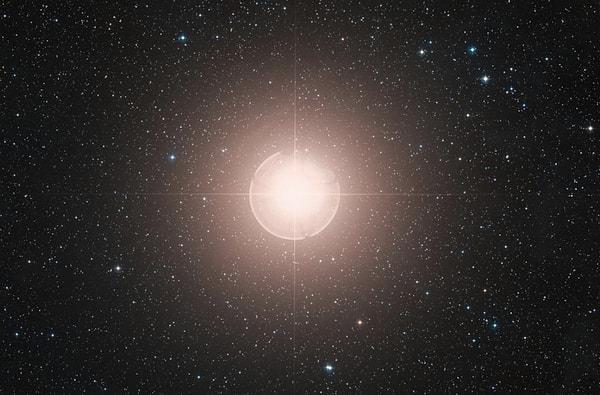 10. Patlamak üzere olan dev yıldız Betelgeuse'un neden karardığını öğrendik.